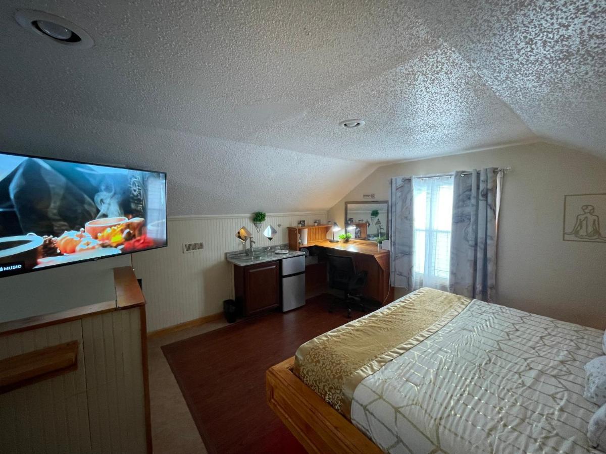 Adults Only Vacation With Hot Tub- No Parties * Detroit